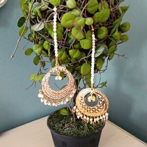 Goldtone crystal and pearl Dangle Earrings 🍀